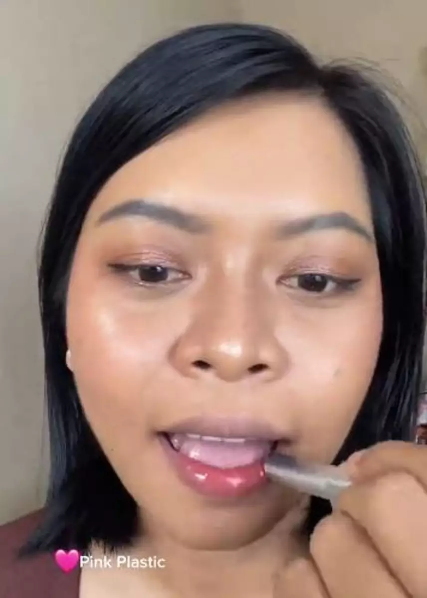 Swatches 2 warna Glasstick Mad For Makeup di bibir gelap TikTok