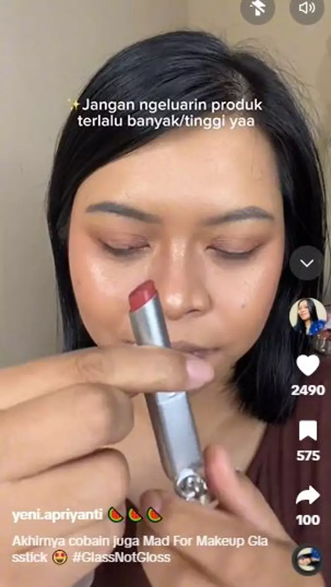 Swatches 2 warna Glasstick Mad For Makeup di bibir gelap TikTok