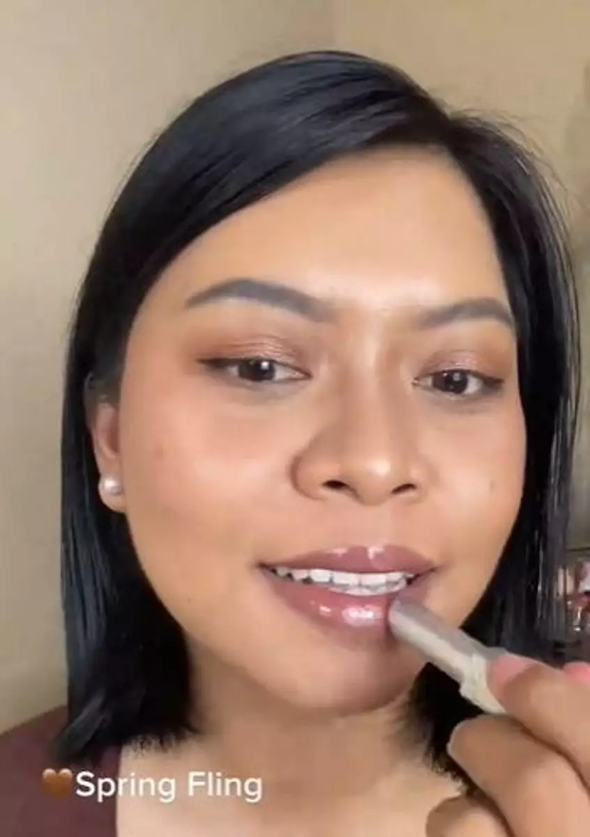 Swatches 2 warna Glasstick Mad For Makeup di bibir gelap TikTok