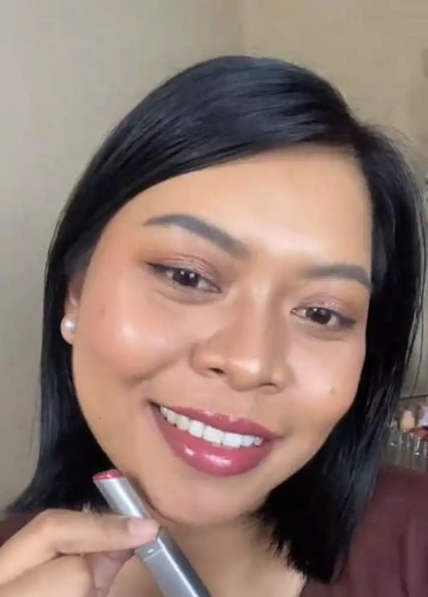 Swatches 2 warna Glasstick Mad For Makeup di bibir gelap TikTok