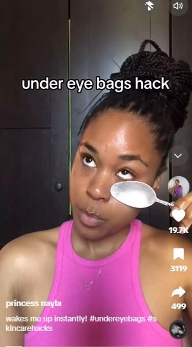 Trik kempiskan kantung mata tebal cuma pakai 1 alat makan Berbagai sumber Trik kempiskan kantung mata tebal cuma pakai 1 alat makan Berbagai sumber