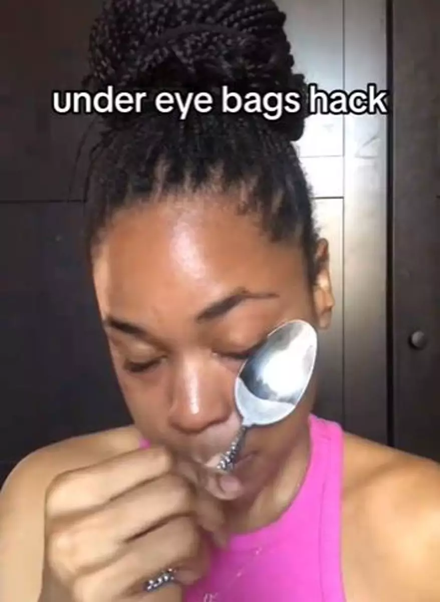 Trik kempiskan kantung mata tebal cuma pakai 1 alat makan Berbagai sumber Trik kempiskan kantung mata tebal cuma pakai 1 alat makan Berbagai sumber