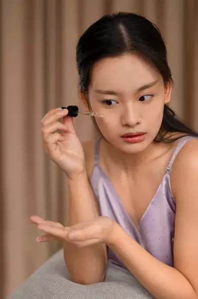 perbedaan skincare vitamin C dan niacinamide © 2024 freepik.com perbedaan skincare vitamin C dan niacinamide © 2024 freepik.com