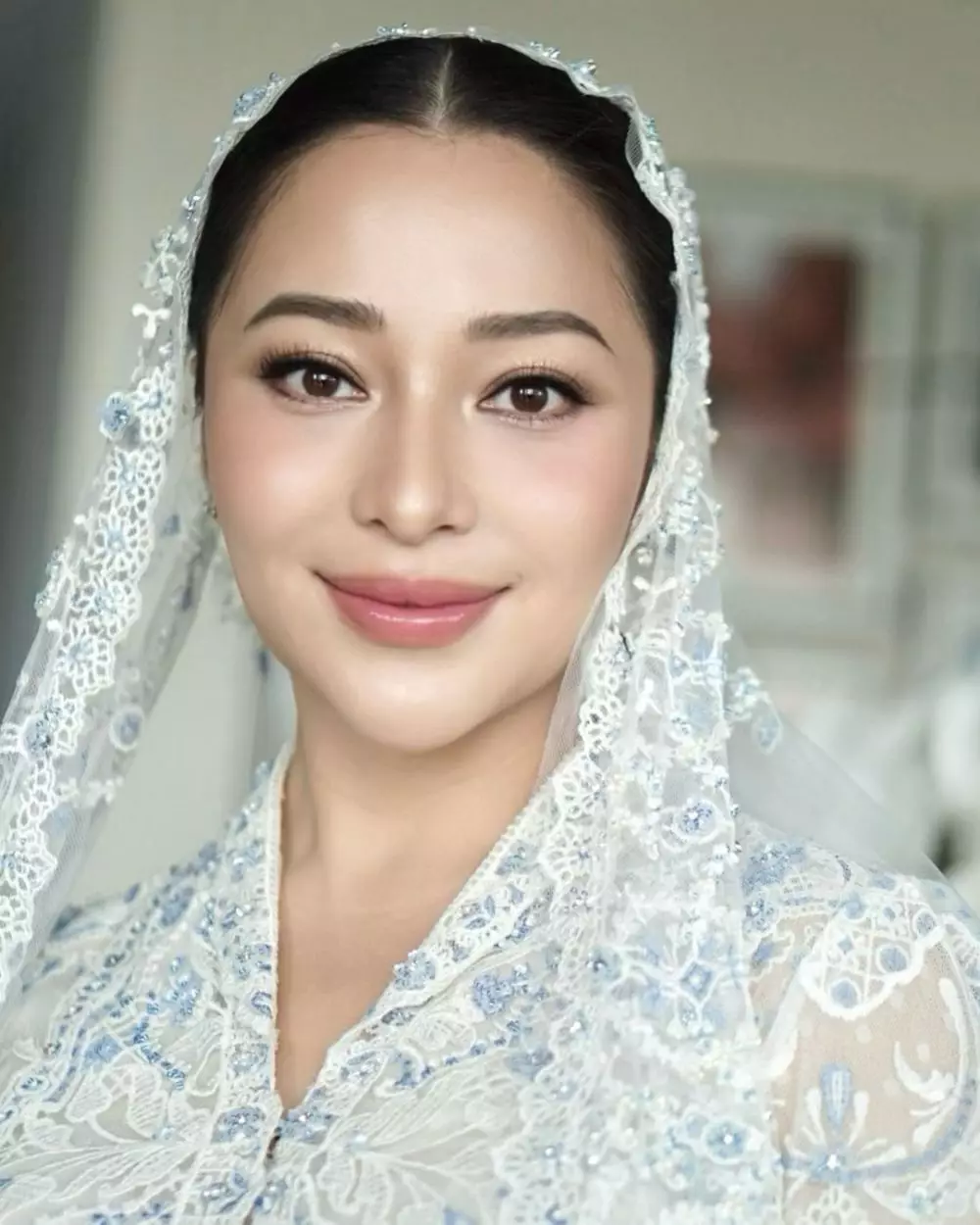 Detail makeup Nikita Willy saat acara tasyakuran kehamilan Berbagai sumber
