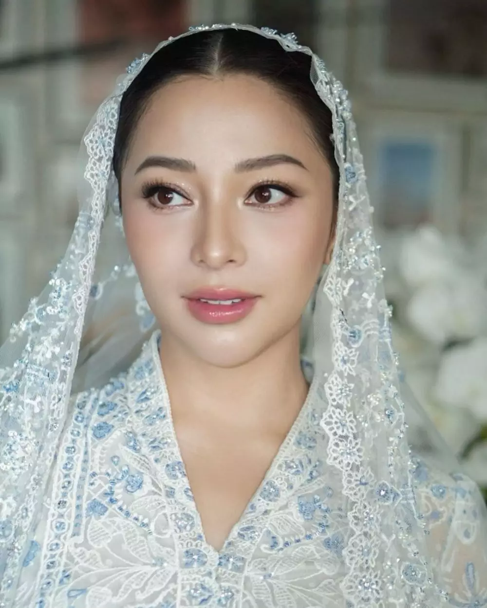 Detail makeup Nikita Willy saat acara tasyakuran kehamilan Berbagai sumber
