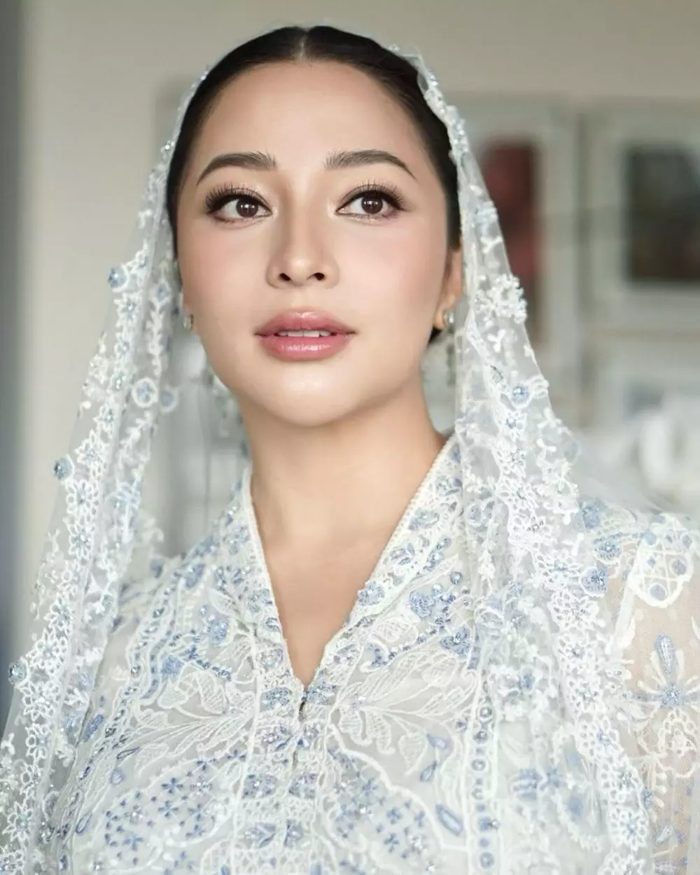 Detail makeup Nikita Willy saat acara tasyakuran kehamilan Berbagai sumber