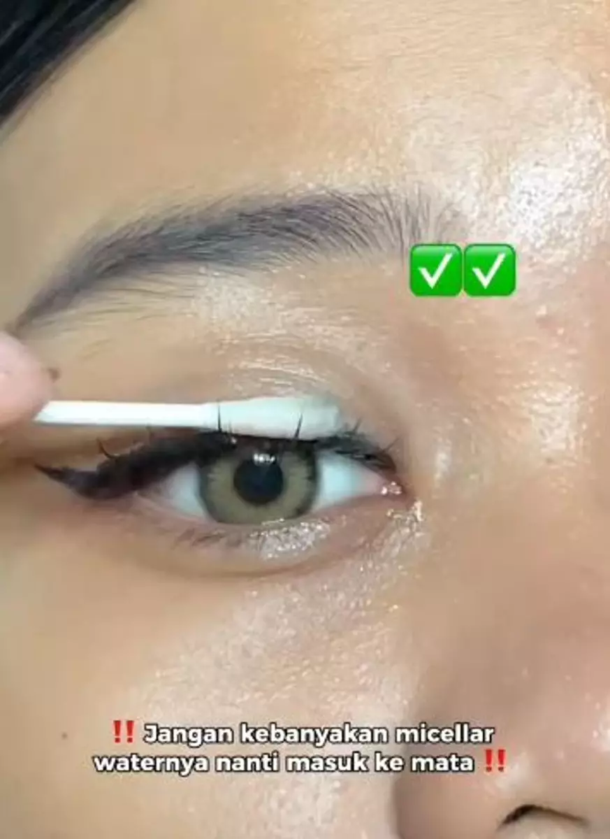 Trik melepas bulu mata palsu antisakit pakai 1 produk skincare TikTok Trik melepas bulu mata palsu antisakit pakai 1 produk skincare TikTok
