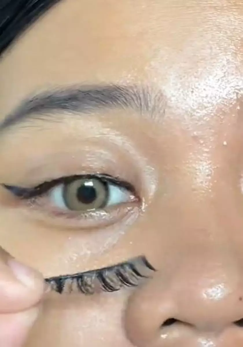 Trik melepas bulu mata palsu antisakit pakai 1 produk skincare TikTok Trik melepas bulu mata palsu antisakit pakai 1 produk skincare TikTok