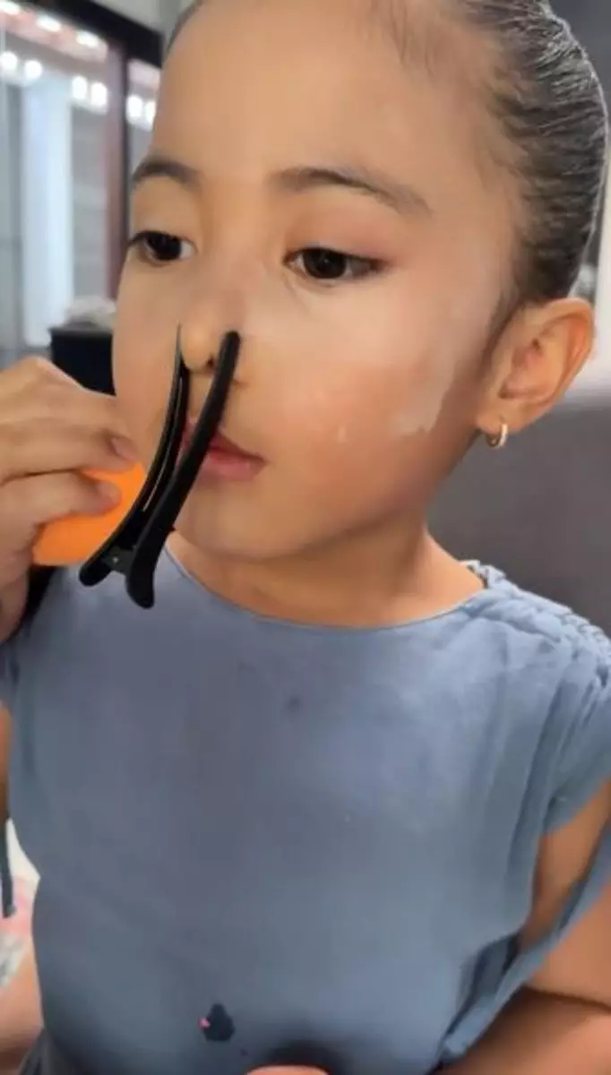 Momen kocak Vien Tasman makeup anak Rachel Vennya Instagram Momen kocak Vien Tasman makeup anak Rachel Vennya Instagram