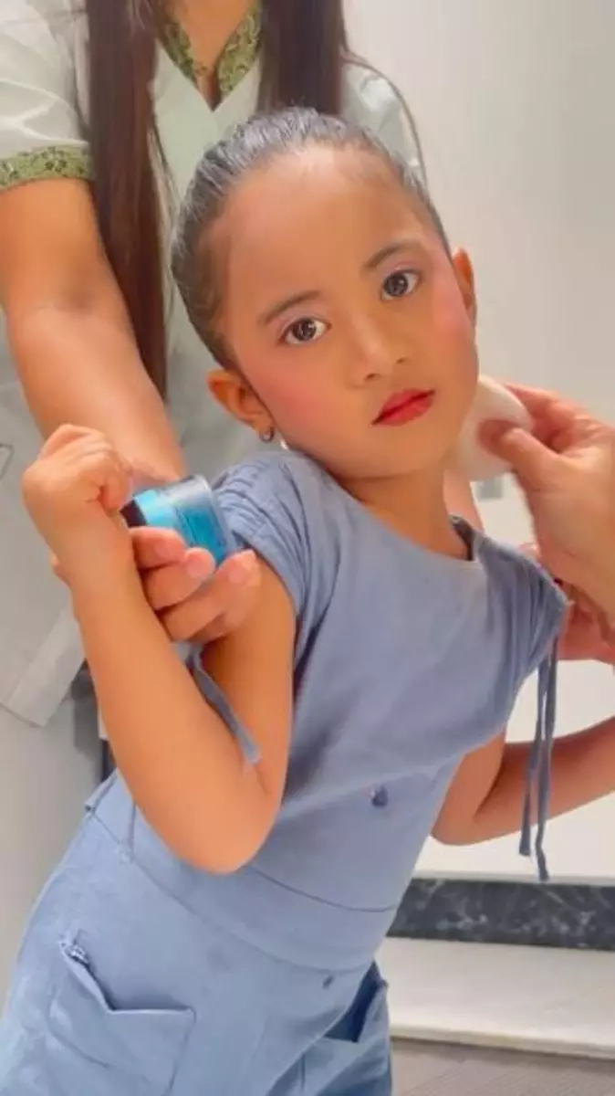 Momen kocak Vien Tasman makeup anak Rachel Vennya Instagram Momen kocak Vien Tasman makeup anak Rachel Vennya Instagram