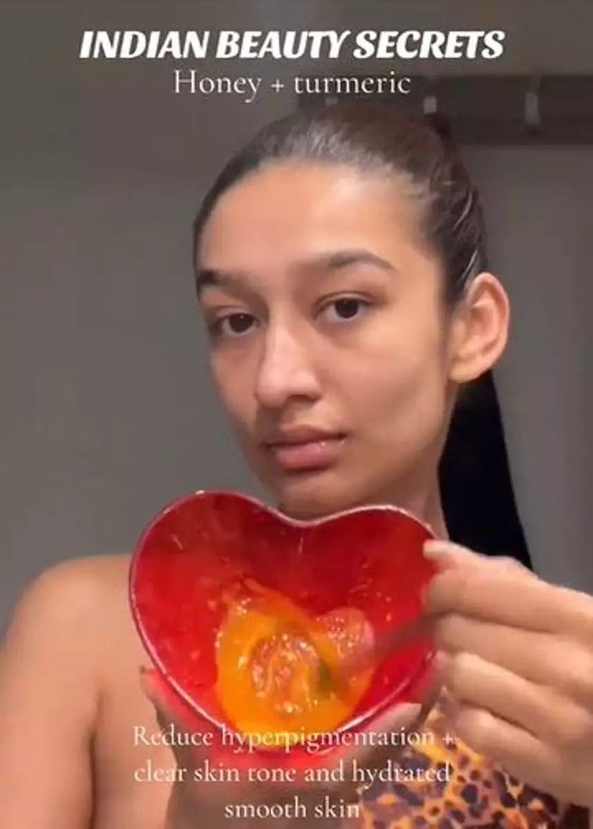 Campuran kunyit dan bahan pemanis bisa pudarkan flek hitam di wajah Berbagai sumber