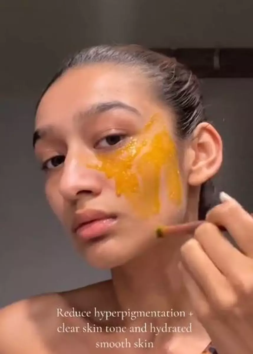 Campuran kunyit dan bahan pemanis bisa pudarkan flek hitam di wajah Berbagai sumber