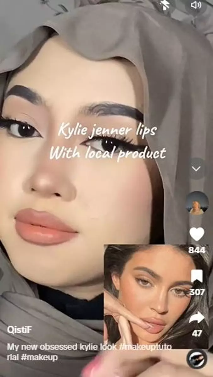 Trik bikin bibir plumpy ala Kylie Jenner pakai lipcream Rp 70 ribuan TikTok Trik bikin bibir plumpy ala Kylie Jenner pakai lipcream Rp 70 ribuan TikTok
