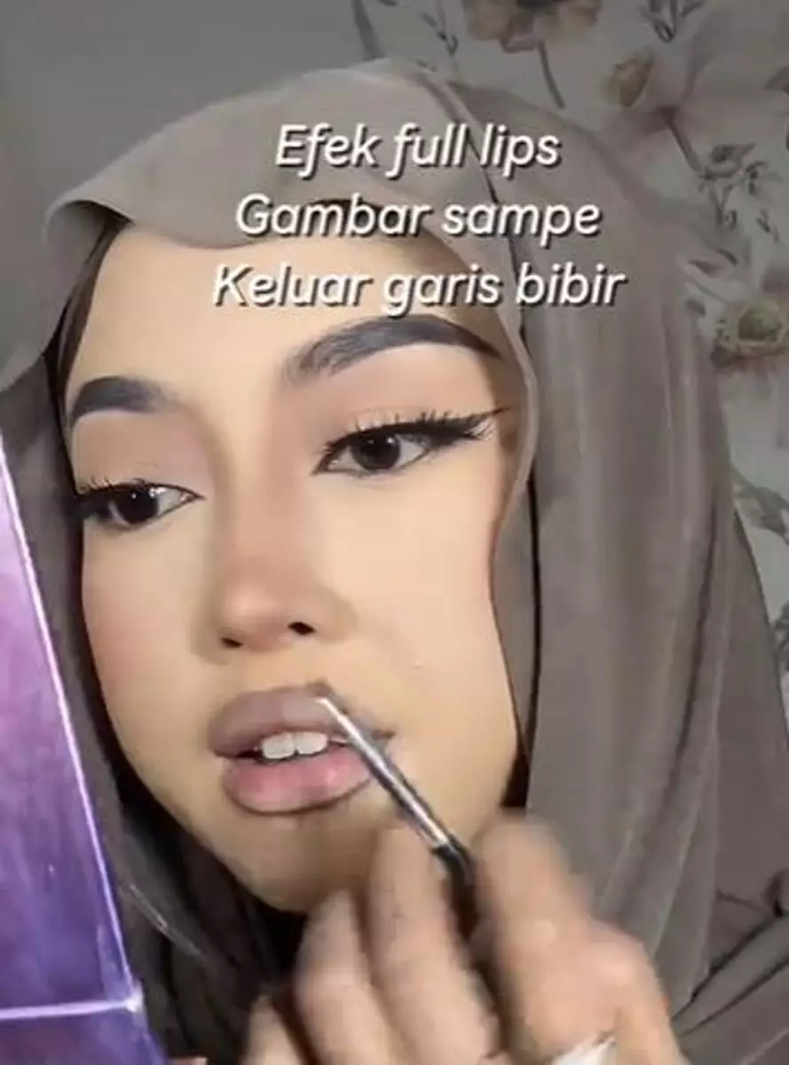 Trik bikin bibir plumpy ala Kylie Jenner pakai lipcream Rp 70 ribuan TikTok Trik bikin bibir plumpy ala Kylie Jenner pakai lipcream Rp 70 ribuan TikTok