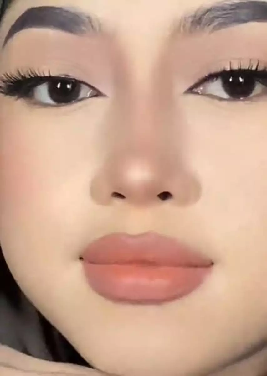Trik bikin bibir plumpy ala Kylie Jenner pakai lipcream Rp 70 ribuan TikTok Trik bikin bibir plumpy ala Kylie Jenner pakai lipcream Rp 70 ribuan TikTok