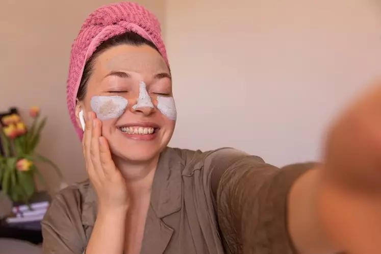 skincare malam dengan retinol © 2024 freepik.com