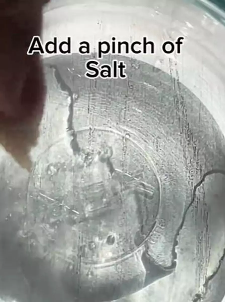 Campuran garam dan 1 bahan dapur bisa bikin kuku kuning jadi putih berkilau TikTok