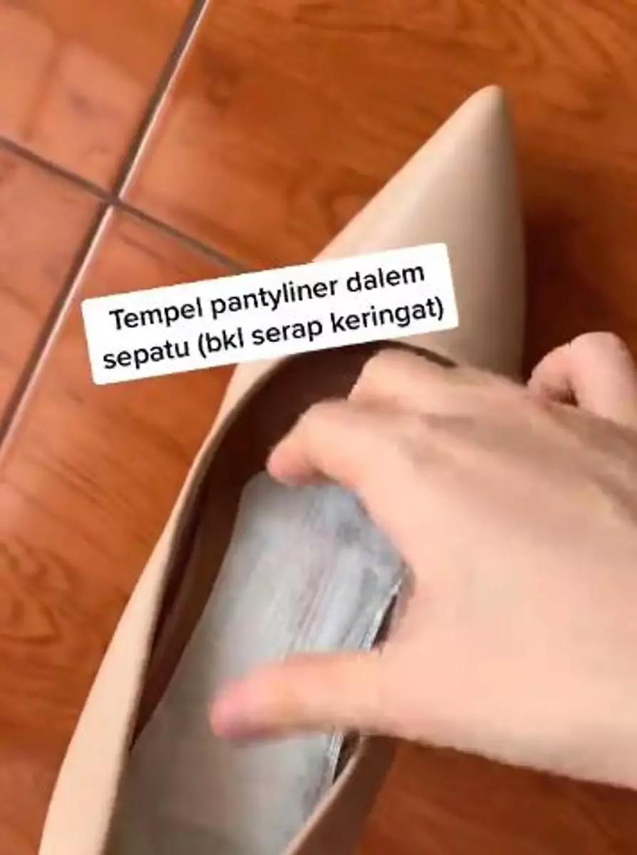 Trik cegah bau kaki saat pakai sepatu heels TikTok