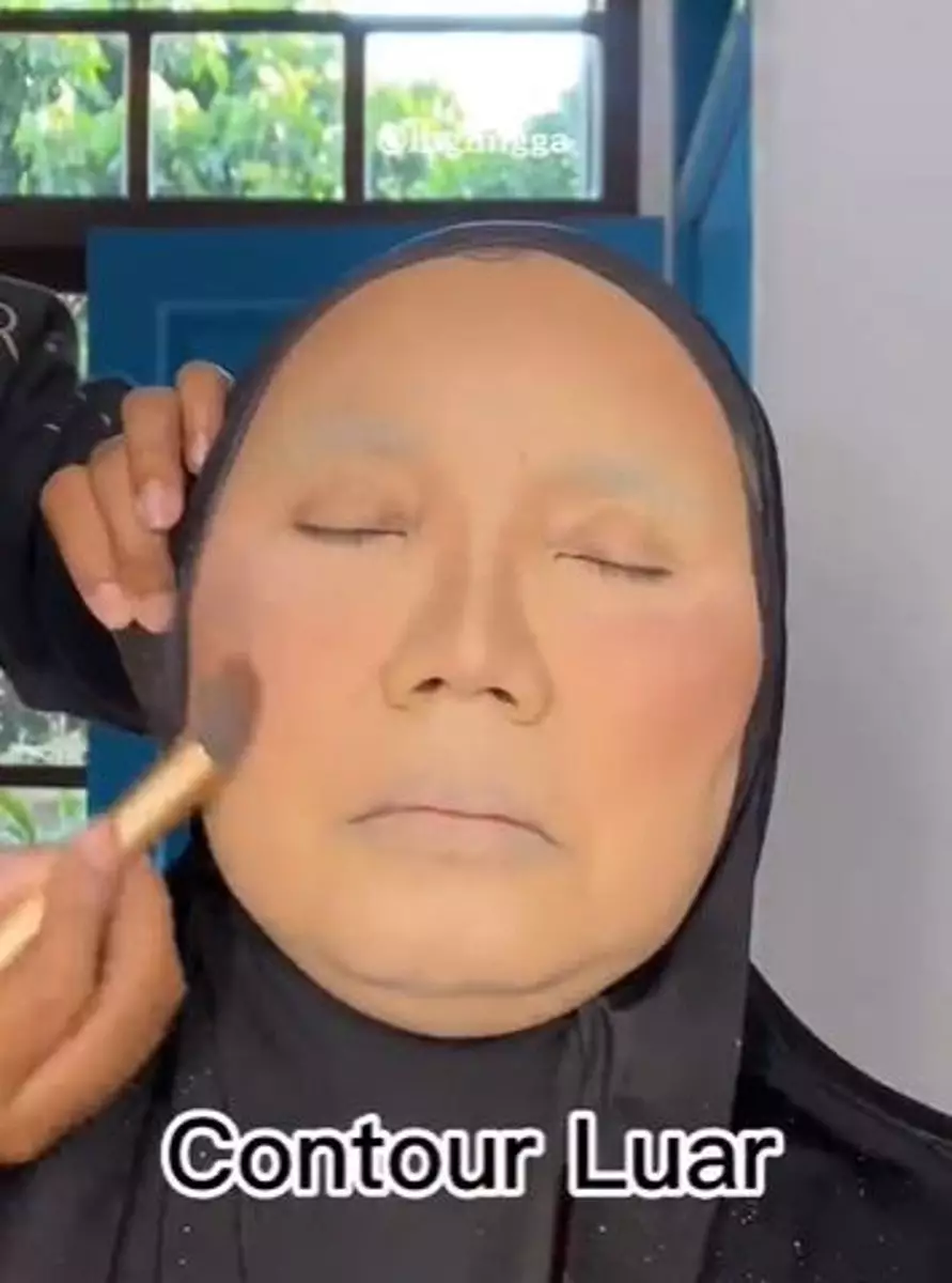 Emak-emak wajah bulat berflek hitam dirias soft glam TikTok