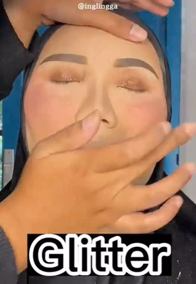 Emak-emak wajah bulat berflek hitam dirias soft glam TikTok