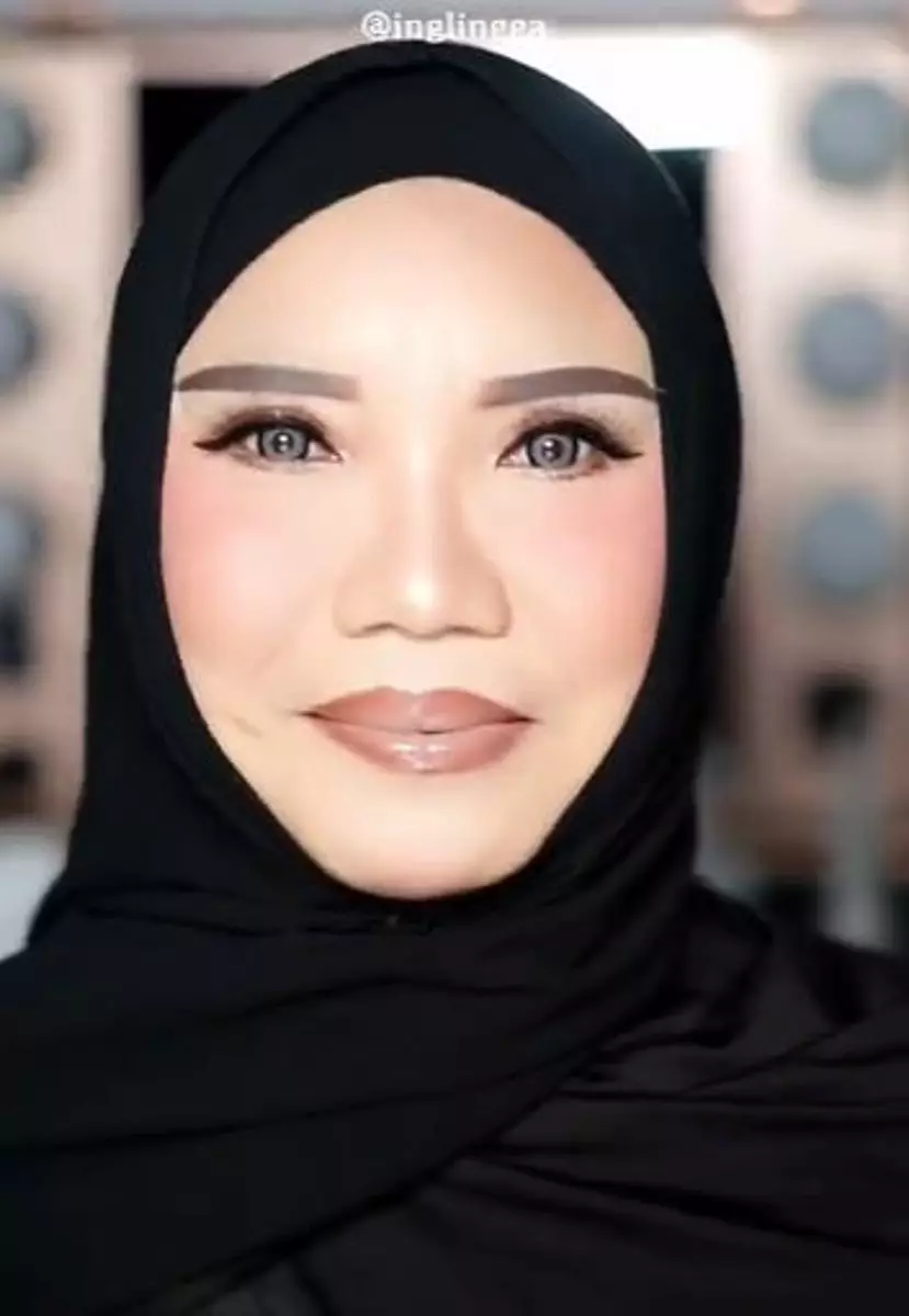 Emak-emak wajah bulat berflek hitam dirias soft glam TikTok