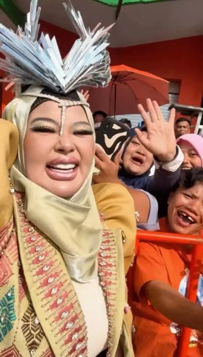 Adu gaya makeup 7 seleb di acara Jember Fashion Week 2024 Berbagai sumber Adu gaya makeup 7 seleb di acara Jember Fashion Week 2024 Berbagai sumber