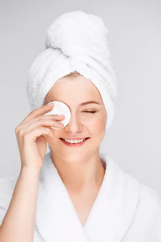 urutan skincare malam maskeran © 2024 freepik.com urutan skincare malam maskeran © 2024 freepik.com