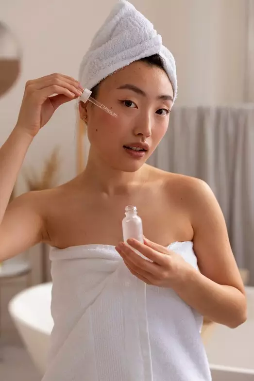 urutan skincare malam maskeran © 2024 freepik.com urutan skincare malam maskeran © 2024 freepik.com