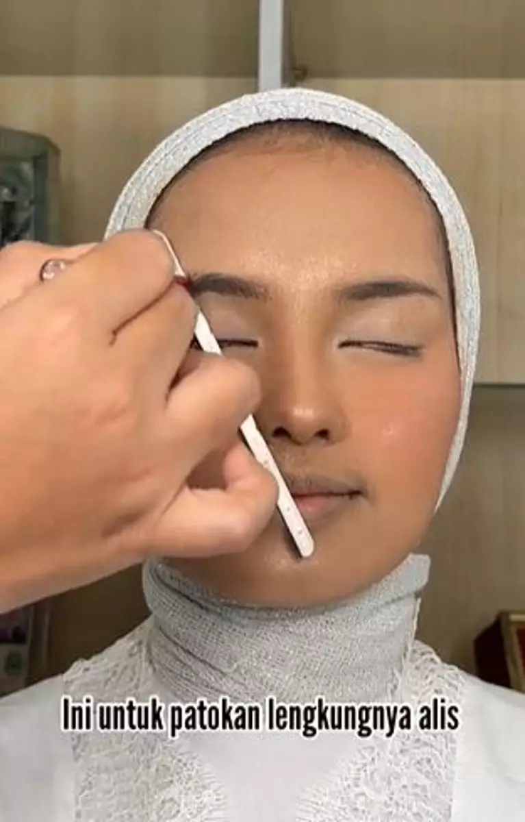 Trik bikin alis proporsional cuma andalkan 1 alat Berbagai sumber