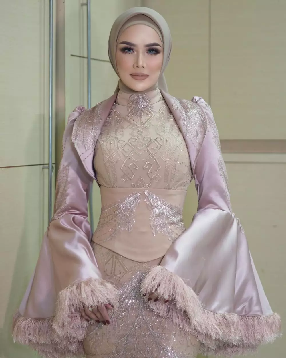 Mulan Jameela dirias MUA bikin gagal fokus © Instagram Mulan Jameela dirias MUA bikin gagal fokus © Instagram