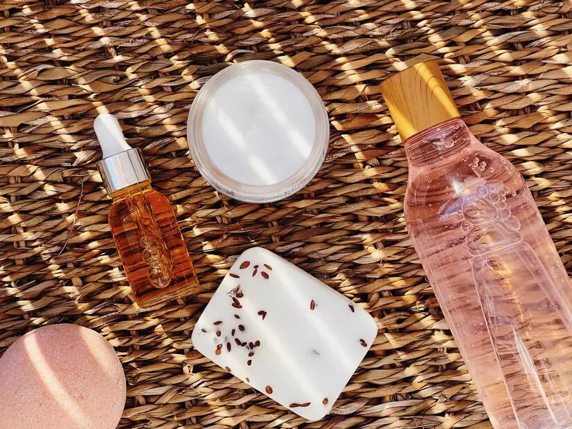ciri-ciri skincare merkuri © 2024 freepik.com ciri-ciri skincare merkuri © 2024 freepik.com