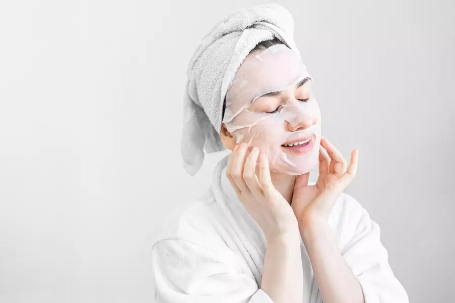 menggunakan facial mask setiap hari © 2024 freepik.com