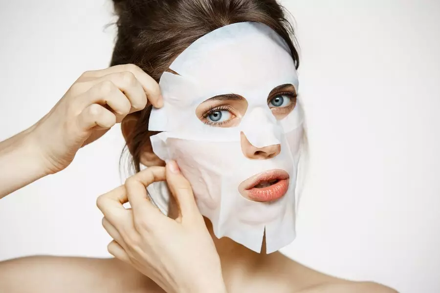 menggunakan facial mask setiap hari © 2024 freepik.com