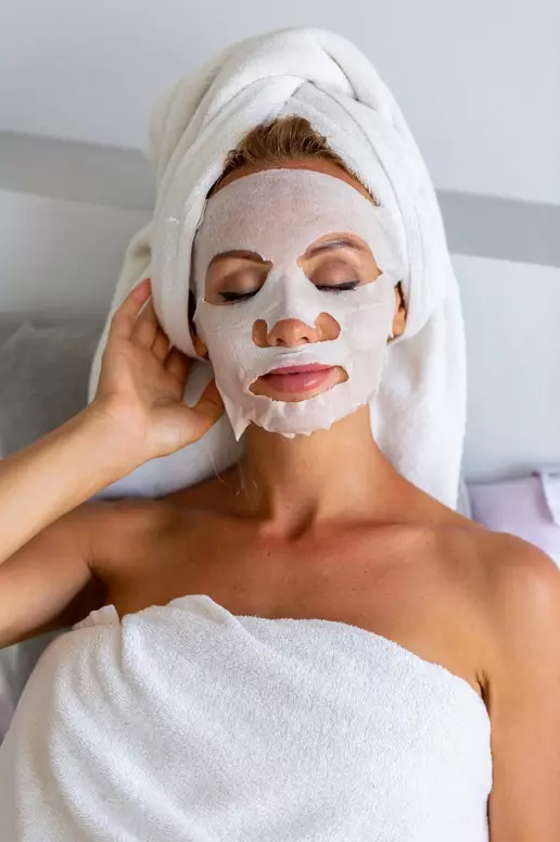 menggunakan facial mask setiap hari © 2024 freepik.com