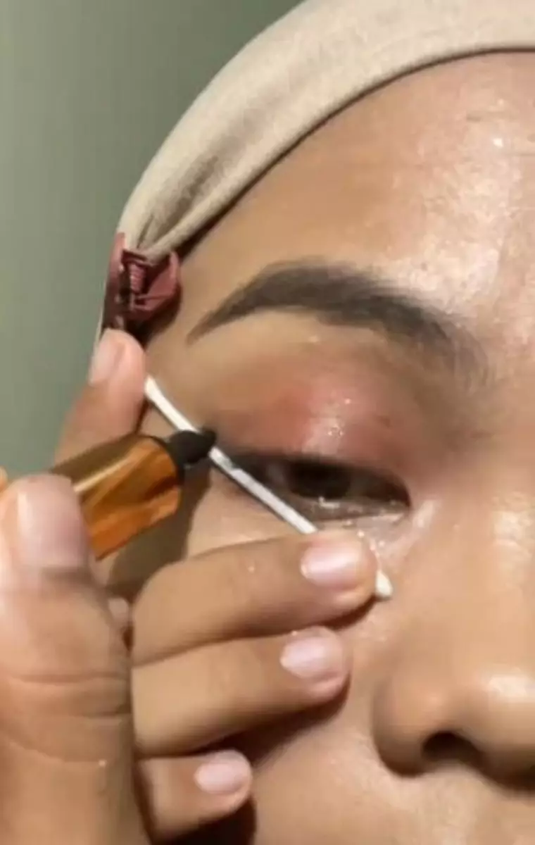 Trik bikin eyeliner presisi cuma perlu 1 alat pembersih TikTok Trik bikin eyeliner presisi cuma perlu 1 alat pembersih TikTok