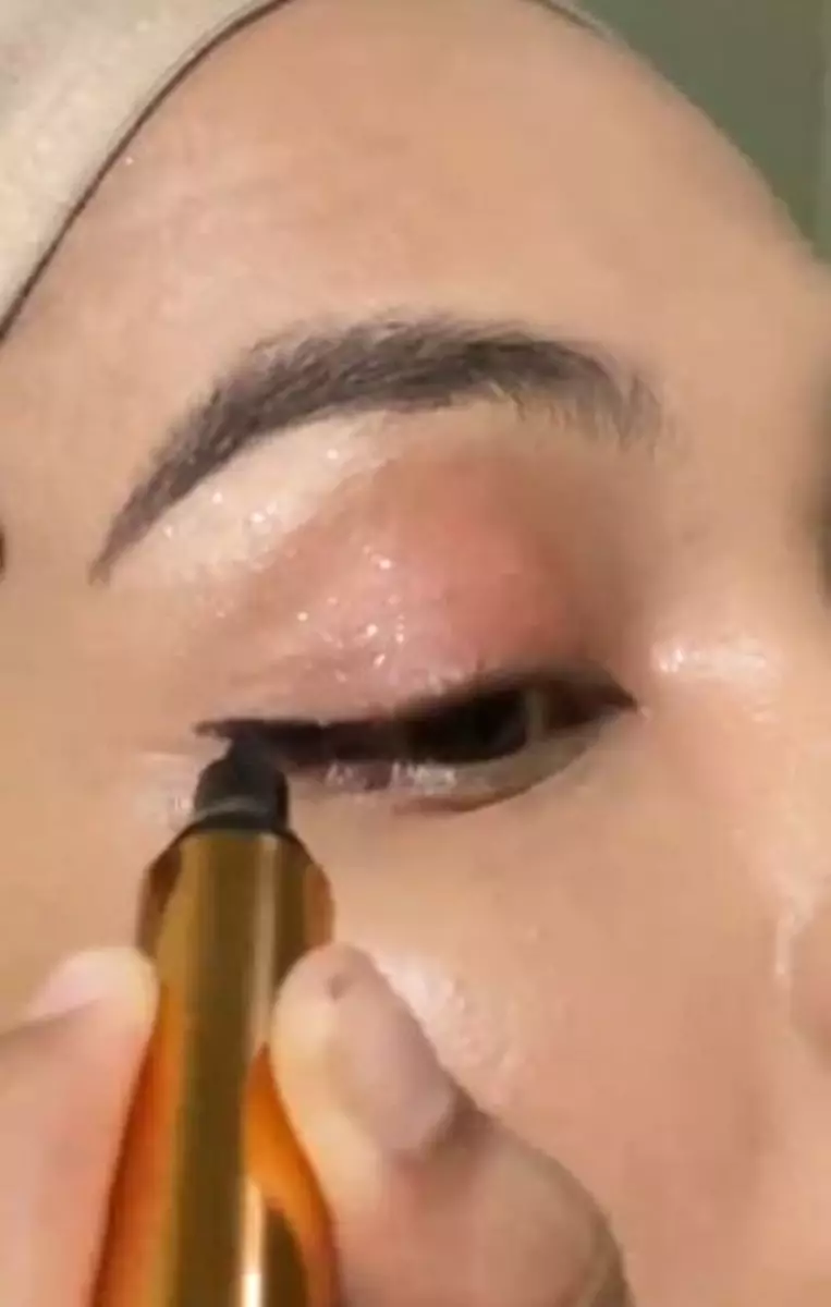 Trik bikin eyeliner presisi cuma perlu 1 alat pembersih TikTok Trik bikin eyeliner presisi cuma perlu 1 alat pembersih TikTok