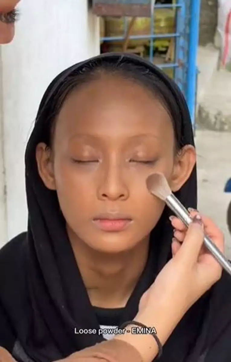 Transformasi penjual es dirias natural makeup hasilnya mirip Erika Carlina TikTok Transformasi penjual es dirias natural makeup hasilnya mirip Erika Carlina TikTok