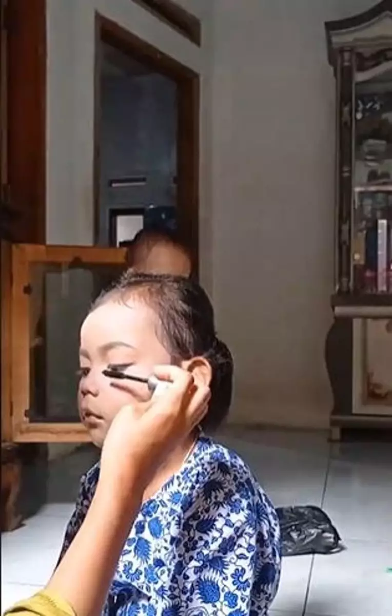 Tutorial makeup perpisahan anak TK cuma dibanderol Rp 10 ribu TikTok Tutorial makeup perpisahan anak TK cuma dibanderol Rp 10 ribu TikTok