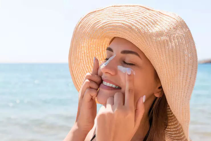 berjerawat seharusnya pakai sunscreen SPF © 2024 freepik.com