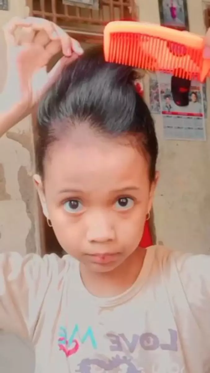 Bocah perempuan bikin tutorial sanggul pramugari rapi tanpa hair spray Instagram Bocah perempuan bikin tutorial sanggul pramugari rapi tanpa hair spray Instagram