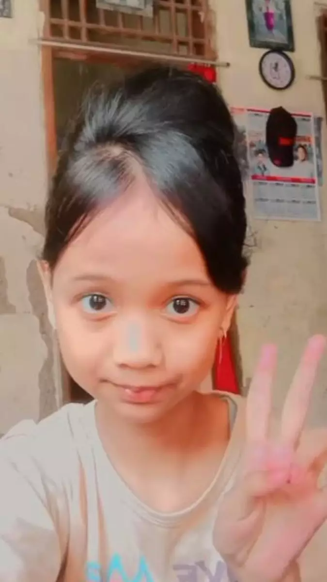 Bocah perempuan bikin tutorial sanggul pramugari rapi tanpa hair spray Instagram Bocah perempuan bikin tutorial sanggul pramugari rapi tanpa hair spray Instagram