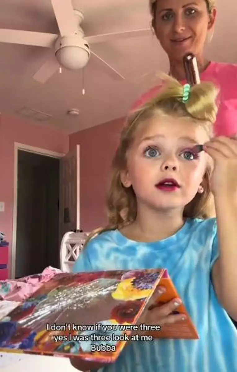 Skill bocah perempuan makeup sendiri untuk photoshoot bak MUA profesional TikTok Skill bocah perempuan makeup sendiri untuk photoshoot bak MUA profesional TikTok