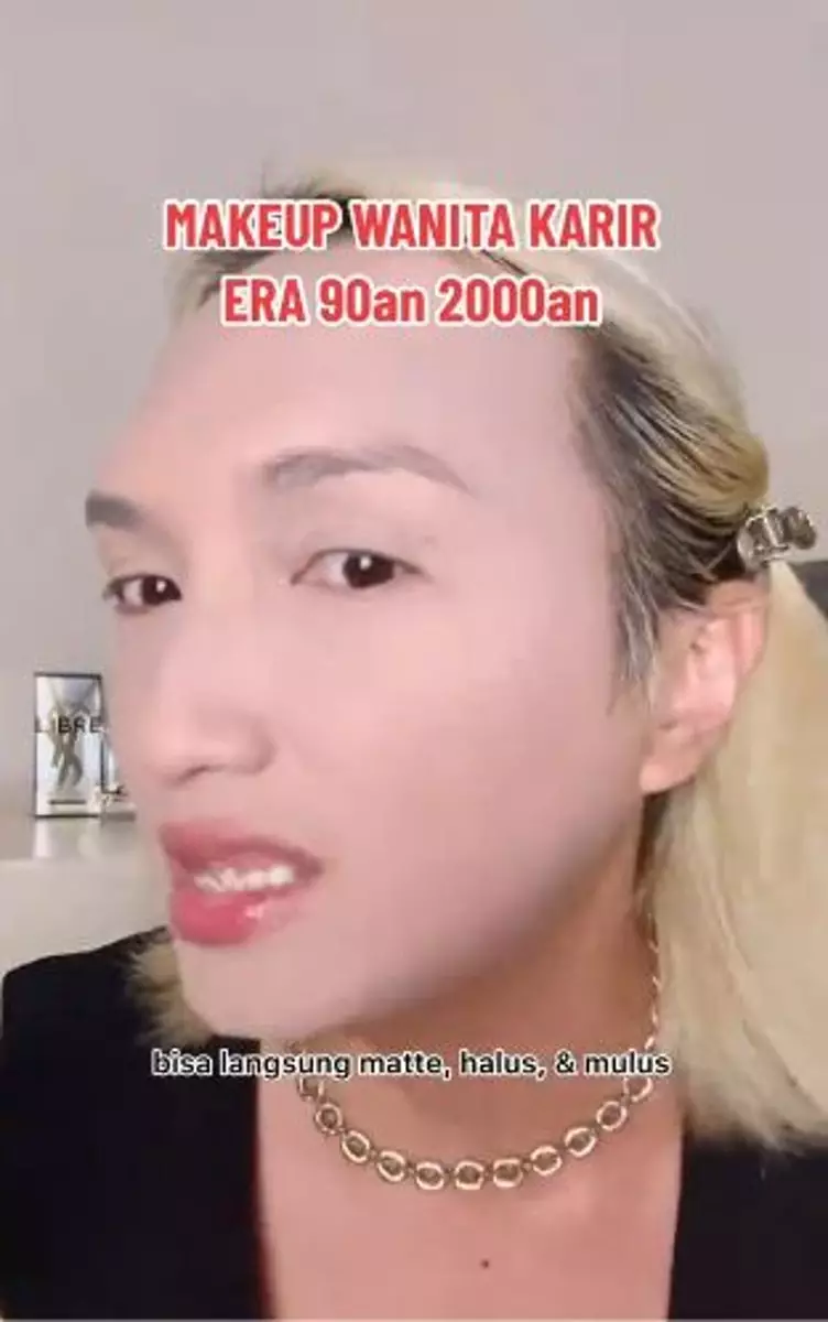 Cowok ini bagikan tutorial makeup ala wanita karier era 90-an TikTok Cowok ini bagikan tutorial makeup ala wanita karier era 90-an TikTok