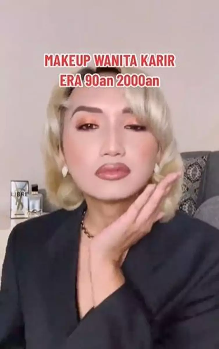 Cowok ini bagikan tutorial makeup ala wanita karier era 90-an TikTok Cowok ini bagikan tutorial makeup ala wanita karier era 90-an TikTok