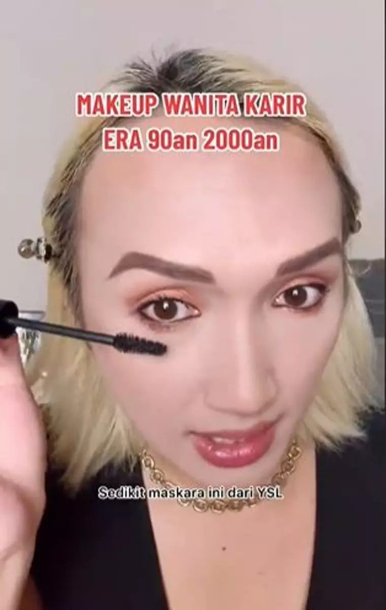 Cowok ini bagikan tutorial makeup ala wanita karier era 90-an TikTok Cowok ini bagikan tutorial makeup ala wanita karier era 90-an TikTok