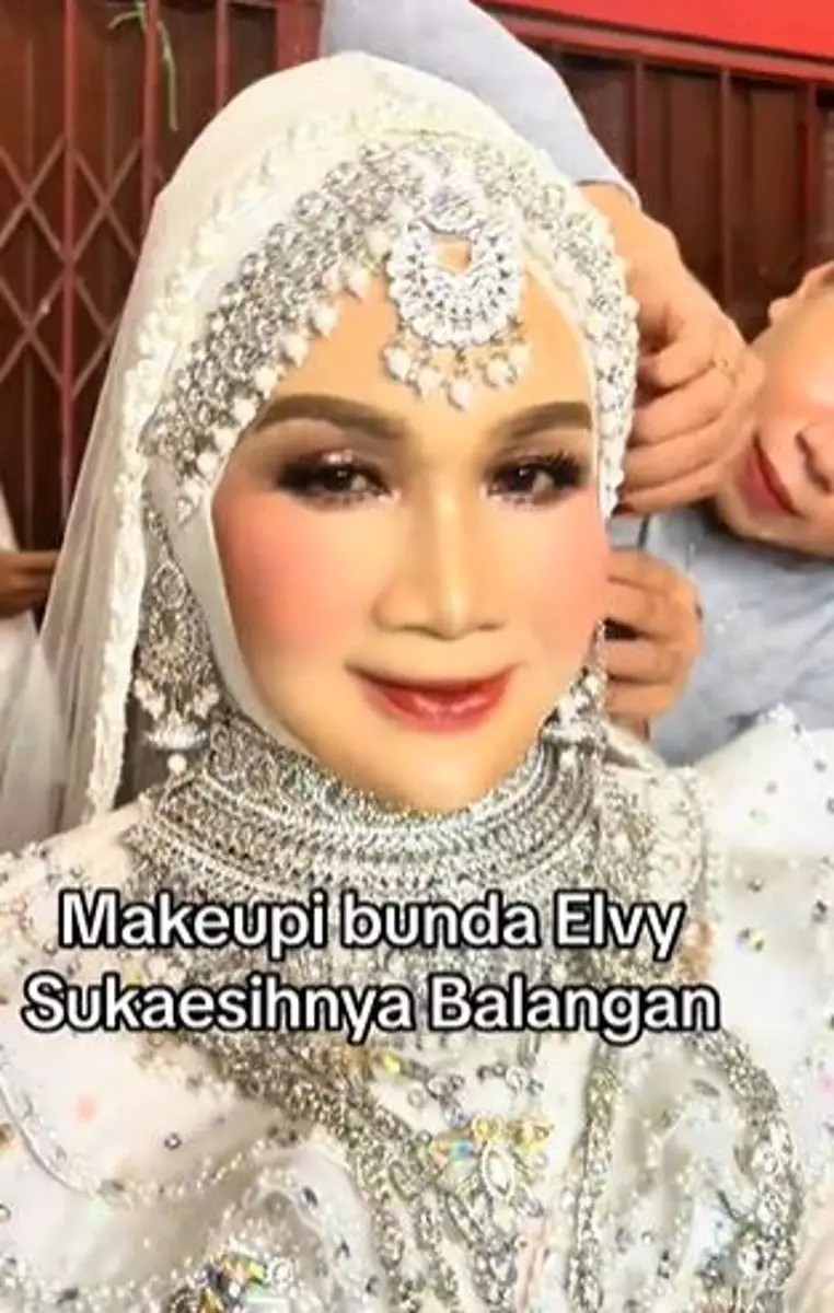 Transformasi makeup emak-emak kulit sawo matang mirip Elvy Sukaesih TikTok