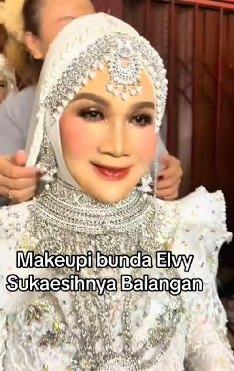 Transformasi makeup emak-emak kulit sawo matang mirip Elvy Sukaesih TikTok