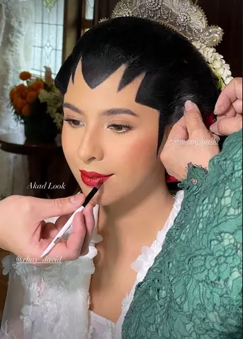 detail makeup Nadine Kaiser berbagai sumber
