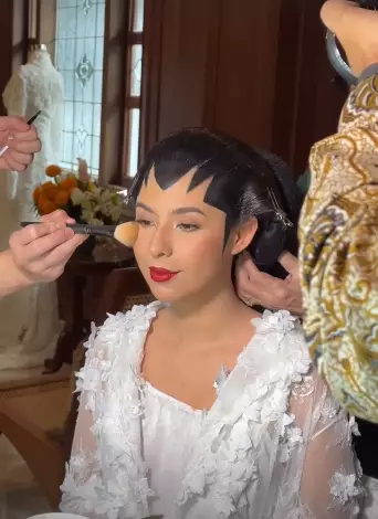 detail makeup Nadine Kaiser berbagai sumber