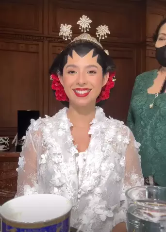 detail makeup Nadine Kaiser berbagai sumber